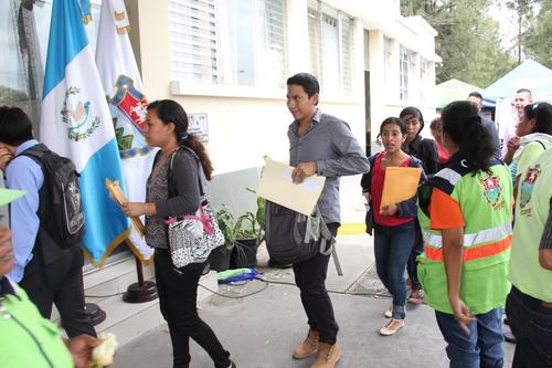 La baja escolaridad (promedio de seis años) y la reducida productividad laboral limitan el acceso de la juventud a empleos formales y especializados. (Foto: Archivo/Soy502)