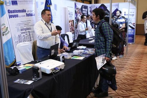 La falta de experiencia laboral, deficiencias en habilidades blandas y requisitos excluyentes son las principales barreras de entrada al mercado de trabajo. (Foto: Archivo/Soy502)