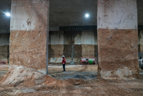 Vista de la dimensión de los pilares que sostienen el túnel bajo los campos de fútbol. (Foto: Wilder López/Soy502)