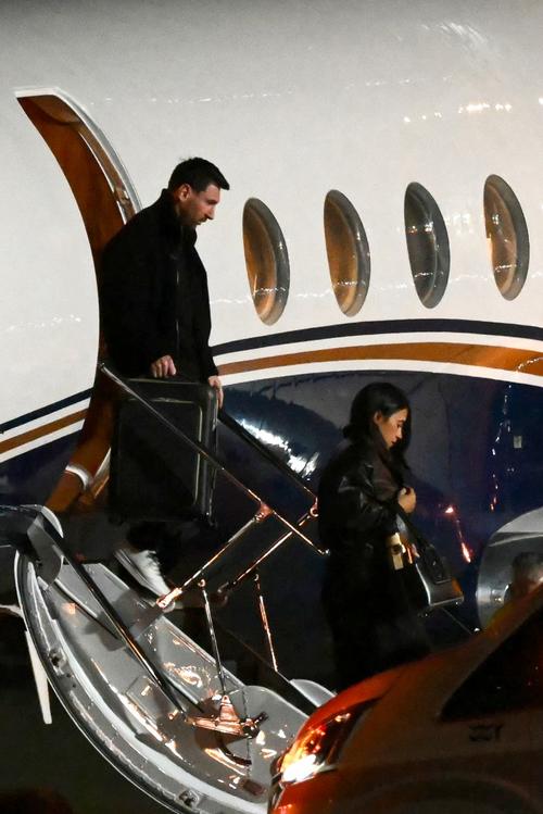 La familia de Lionel Messi llegó procedente de Estados Unidos tras un largo viaje hasta Argentina. (Foto: AFP)