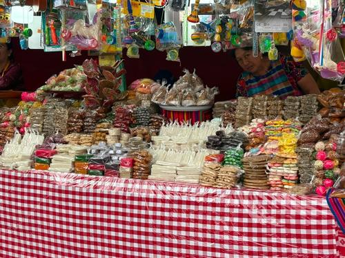 Comerciantes y artesanos listos para atender a los visitantes. (Foto: Reychel Méndez)
