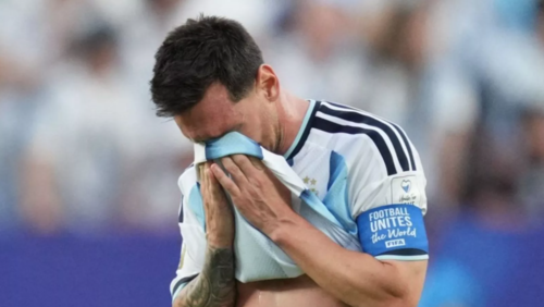 Pese a anotar tres goles en el encuentro, el jugador mostró una reacción inusual. (Foto: vía 24 horas internacional)