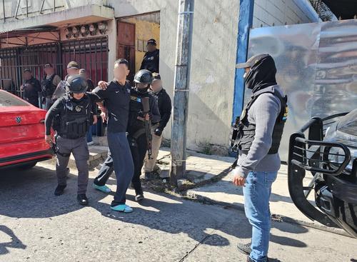Gustavo “N”, de 22 años, fue arrestado por su presunta vinculación con un homicidio en la zona 14. (Foto: PNC)