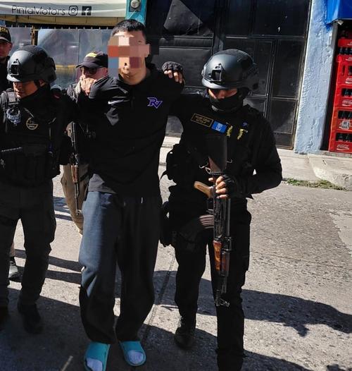 El detenido presentaba una orden de aprehensión vigente por el delito de asesinato. (Foto: PNC)