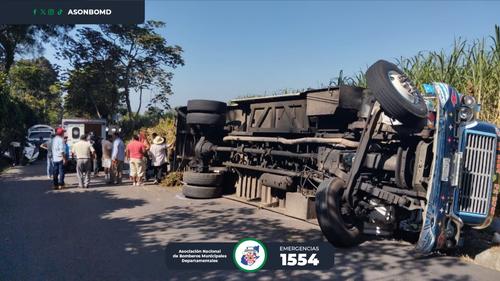 El bus terminó volcado y bloqueando el paso vehicular. (Foto: Asonbomd)