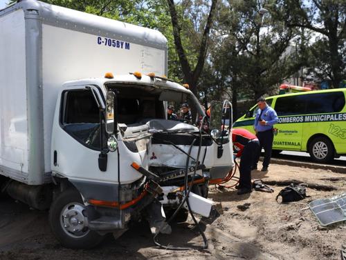 Dentro de este camión se encontraba el conductor que quedó atrapado. (Foto: CMB)