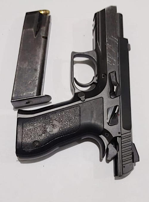 Una pistola le fue incautada al sospechoso. (Foto: PNC)