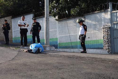 Agentes de la PNC resguardan la escena del crimen. (Foto: CVB)