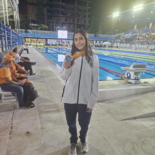 La atleta ganó la prueba de los 200 metros libres con un tiempo de 2:09.05. (Foto: redes)