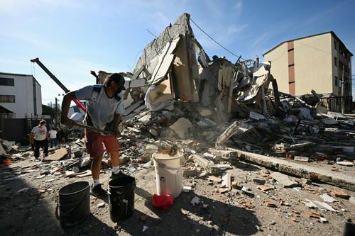 Este martes han continúan con la búsqueda de personas soterradas. (Foto: AFP)
