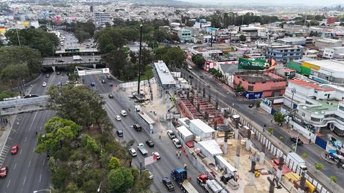 Estos trabajos ocasiones inconvenientes en la movilidad, pero las autoridades aseguran que habilitan nuevos reversibles para agilizar la movilidad por las tardes y noches. (Foto: Juan Carlos Pérez/Soy502)