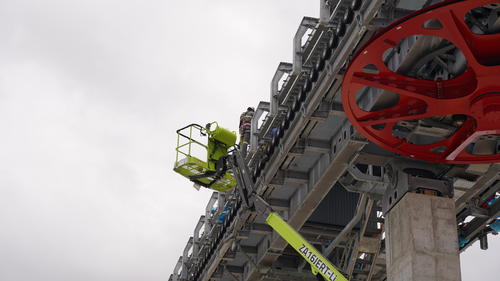 Estas obras complican la movilidad en el bulevar Liberación, pero se estima que a fin de mes puedan retirarse las grúas. (Foto: Juan Carlos Pérez/Soy502)