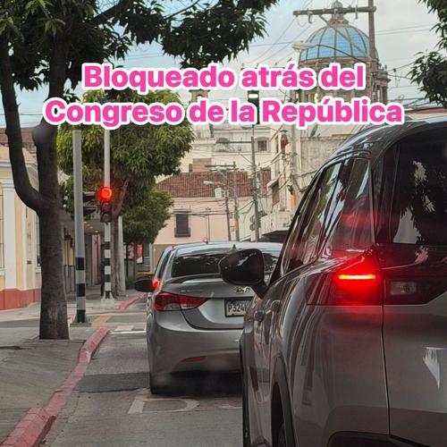 El paso vehicular detrás del Congreso está bloqueado. (Foto vía: Amílcar Montejo)