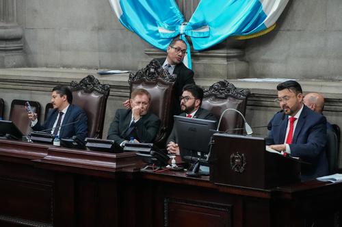 Las iniciativas 6566 y 6570 para la dignificación de exmiembros de las PAC avanzaron en la sesión plenaria del Congreso. (Foto: Wilder López/Soy502)