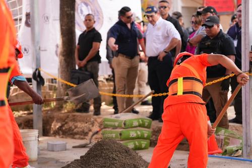 La iniciativa inició en Pavón con la elaboración de adoquines anunciada por el ministro Marco Antonio Villeda. (Foto: Ministerio de Gobernación)