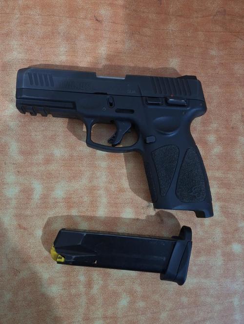 A los detenidos se les incautó una pistola con reporte de robo. (Foto: PNC)