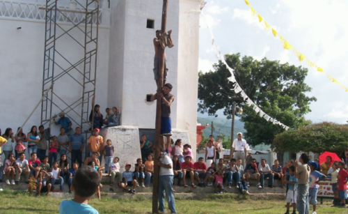 Cerca del templo se lleva a cabo la competencia del palo ensebado durante las fiestas titulares. (Foto: SCI)
