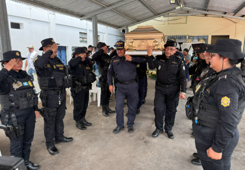 Compañeros de los agentes fallecidos asistieron a las honras fúnebres. (Fotos: Pablo Miguel/Colaborador)