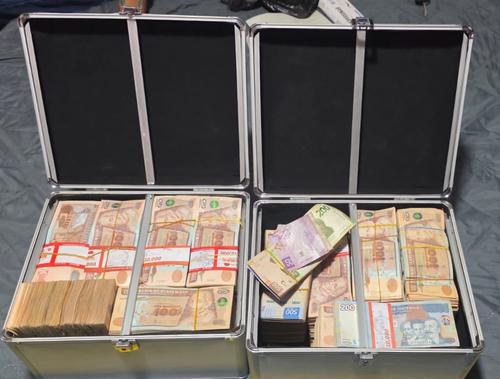 Más de Q1 millón fueron hallados durante un allanamiento. (Foto: PNC)