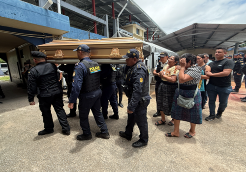 Entre lágrimas, familiares despiden a los agentes fallecidos. (Fotos: Pablo Miguel/Colaborador)