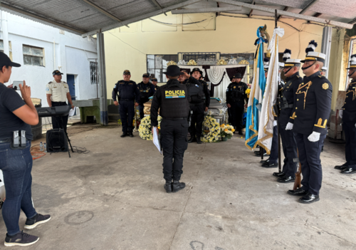 Seres queridos y compañeros honraron a los agentes en la comisaría de Izabal. (Fotos: Pablo Miguel/Colaborador)