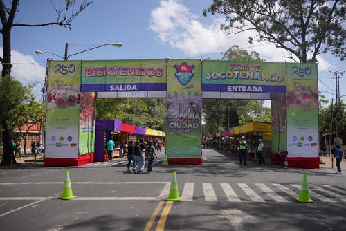 Las familias visitan la Feria de Jocotenango para disfrutas de los juegos y de las comidas. (Foto: Juan Carlos Pérez/Soy502)