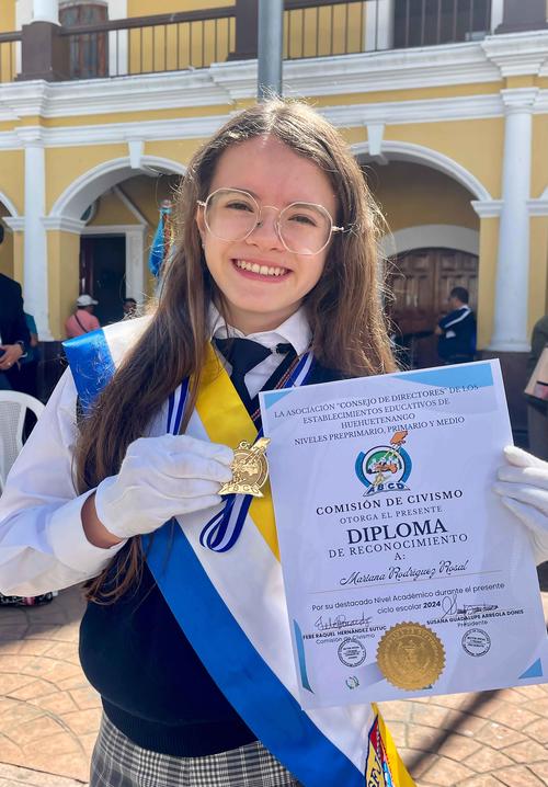 Mariana no solo destaca por si gran talento artístico, sino también por su alto rendimiento académico. (Foto: Maynor Mérida)