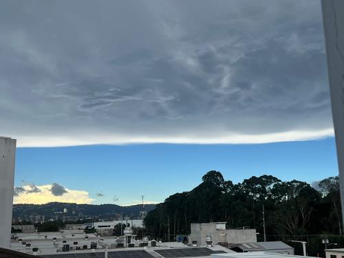 La nube abarca gran parte del cielo. (Foto: Selene Mejía/Soy502)