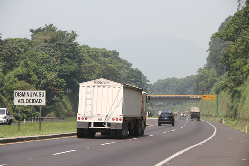 Se puede observar bastantes vehículos del transporte pesado circular por la autopista. (Foto: Jorge Morales)