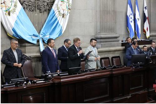 El presidente del Congreso de la República, Luis Contreras, lee el acuerdo de juramentación de la Comisión de Postulación que elaborará la nómina de candidatos a jefe de la CGC. (Foto: Congreso de la República/Soy502)