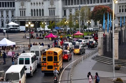 Los manifestantes ya se ubican en la Plaza de la Constitución. (Foto vía: Amílcar Montejo)