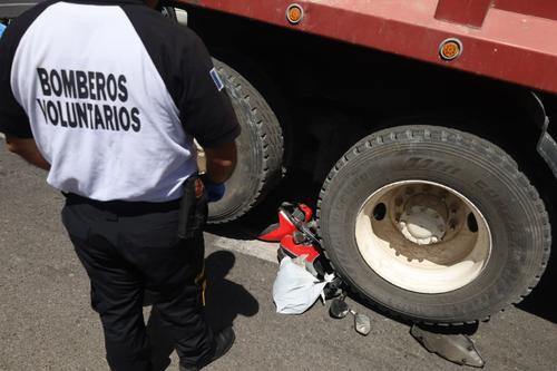 La motocicleta de la víctima mortal quedó entre las llantas del camión. (Foto: CVB)