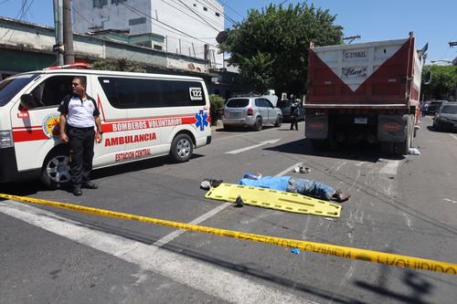 El motorista quedó sin vida sobre la cinta asfáltica. (Foto: CVB)
