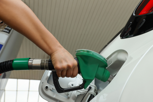 La gasolina encabeza la lista de los productos que mostraron las mayores incidencias al alza durante julio de 2026. (Foto: Canva/Soy502)