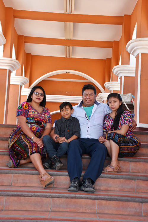 Benigno Simón junto a sus hijas y nieto. (Foto: Julio Bala)
