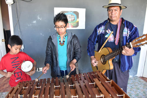 Su nieto (rojo) y su hijo, eran parte de la agrupación. (Foto: Julio Bala)