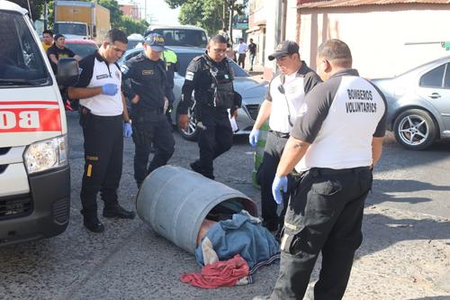 Agentes de la PNC resguardan la escena. (Foto: CVB)