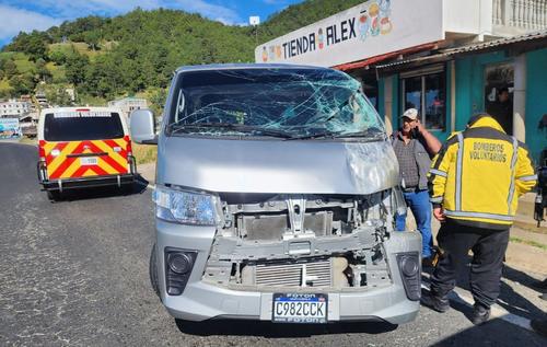 El microbús sufrió serios daños materiales. (Foto: CVB)