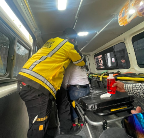 La mujer fue atendida por los bomberos tras caer de un caballo. (Foto: CVB)