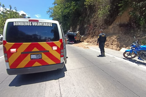 Autoridades brindaron atención a las víctimas y retiraron el automotor. (Foto: CVB)