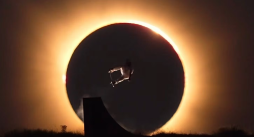 El patinador olímpico español, Danny León, se hizo viral al sincronizar un salto en rampa con el eclipse solar total visible en España. (Foto: AS)