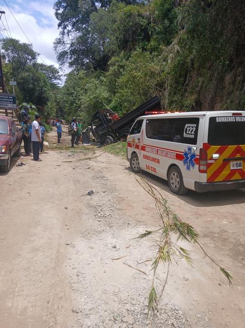 El camión cayó en un barranco y el piloto resultó herido. (Foto: CVB)