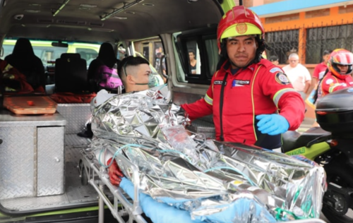 El hombre fue auxiliado por los bomberos y trasladado al Hospital Roosevelt tras recibir varios disparos. (Foto: CMB)