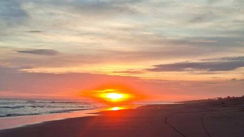 Playa Chiquistepeque, un rincón del Pacífico de Guatemala donde el mar, la arena y los atardeceres crean momentos inolvidables. (Foto: Fb/Luis Ampudia Cordón)