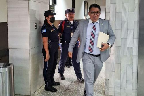 El juez Julio Césaf Vásquez Xol suspendió la audiencia de los 25 guardias del SP porque el Sistema Penitenciario no los condujo con grilletes separados. (Foto: Wilder López/Soy502)