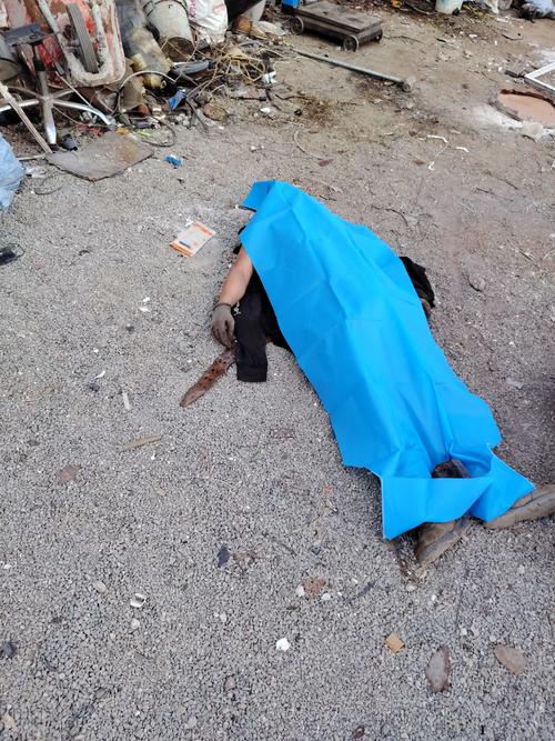 El primer fallecido quedó tendido dentro de una chatarrera. (Foto: CVB)