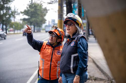 La secretaria ejecutiva de la Conred, Claudinne Ogaldes, da seguimiento al reporte de daños. (Foto: Conred)