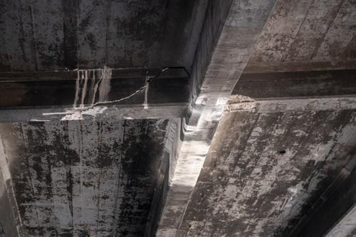 Los daños y grietas en el puente Periférico son evidentes. (Foto: Conred)