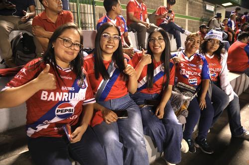 Un grupo de aficionadas alentando con todo al cuadro superchivo. (Foto: Juan Mijangos / Nuestro Diario)