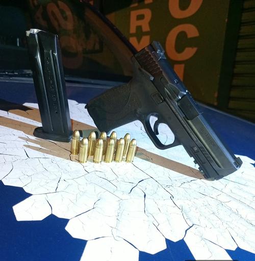 Los policías le incautaron una pistola ilegal al detenido. (Foto: PNC)